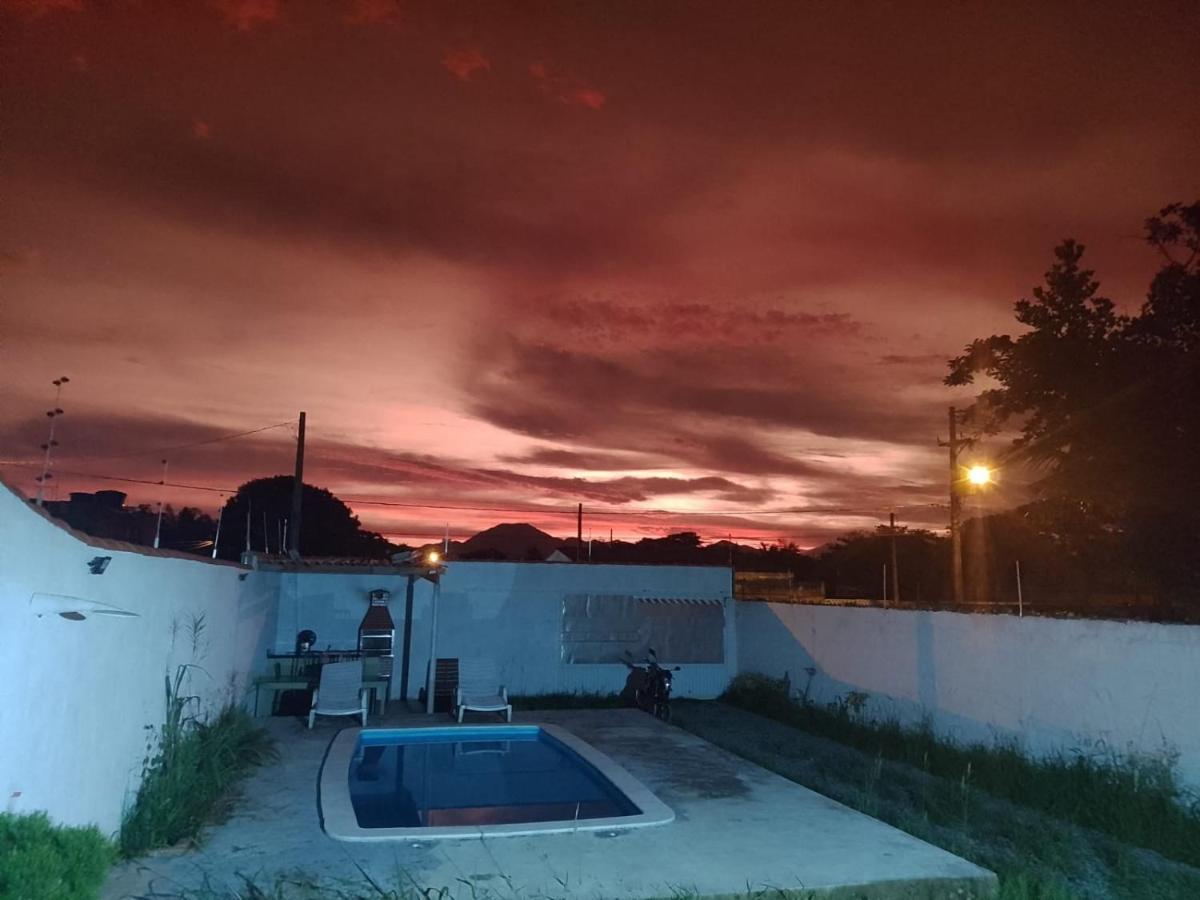 Vila agradável com piscina. Peruíbe Exterior foto